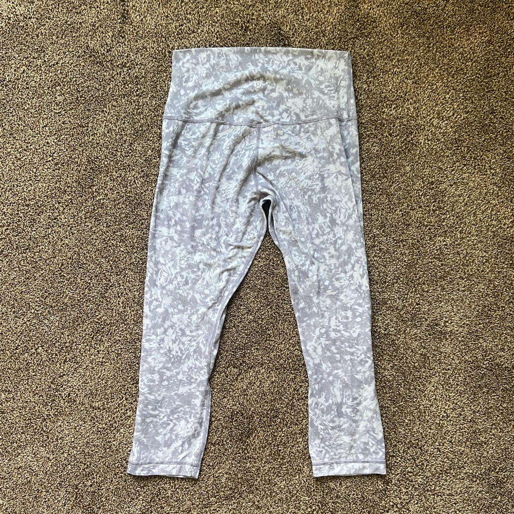 Lululemon Grey and White Patterned Crop Legging Size 8 - Picture 2 of 4